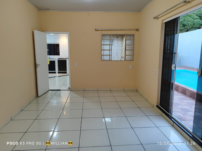 Linda casa com piscina e churrasqueira