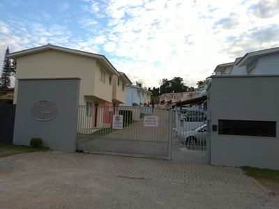 Vende-se casa mobiliada em condomínio em São Roque SP