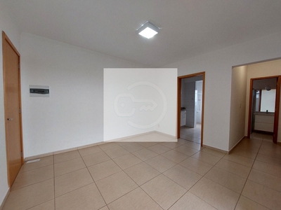 Apartamento no portal do Caribe com 2 quartos e 2 vagas de garagem.