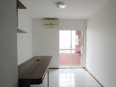 Apartamento à venda, com 3 quartos sendo 1 suíte, sacada com churrasqueira à carvão e garagem coberta no Bairro Kobrasol, São José, SC