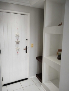 Apartamento à venda, com 3 quartos sendo 1 suíte, vaga de garagem coberta, sacada no Bairro Capoeiras, Florianópolis, SC