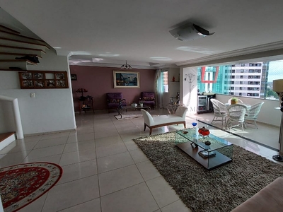 Apartamento à venda com 370², 4 dormitórios sendo 2 suítes e 1 suíte master e 4 vagas no Edf. Regina Helena, Espinheiro, Recife, PE