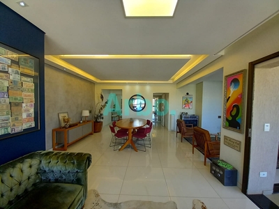 Apartamento à venda no centro nobre de Londrina, 157m² privativos, reformado, 3 suítes, andar alto, sol da manhã e duas vagas.