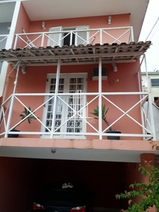 Casa com 4 dormitórios sendo 2 suítes e 2 vagas em rua fechada e 180m, Vila Suzana