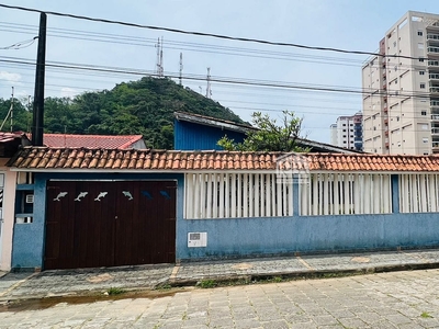 Casa térrea apenas 80 metros da praia do Sonho em Itanhaém, com 3 dormitórios sendo 1 suíte, quintal, churrasqueira, 3 vagas.