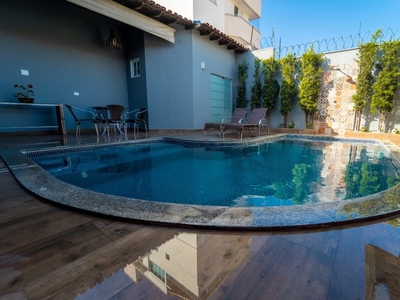 Casa à venda 3 Quartos, 1 Suite, 4 Vagas, 360M², Santa Mônica, Uberlândia - MG