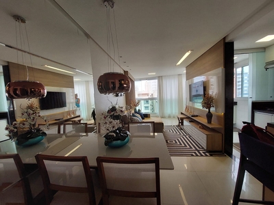 Lindo apartamento de 02 quartos com suíte, com móveis planejados e iluminação impecável a poucos metros da Praia do Morro