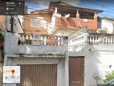 Sobrado com dois pavimentos à venda, apenas a 3 minutos da Rodovia Raposo Tavares no km 32 no bairro Jardim Nomura.