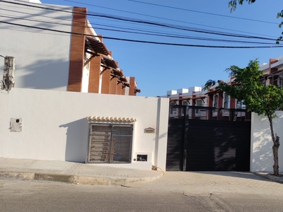 Sobrado tipo village, novo, condominio fechado, tres suites, infraestrutura de lazer, proximo a praia de Ipitanga e ao centro de Lauro de Freitas