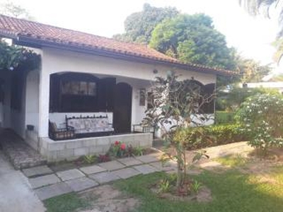 VENDA: Casa linda com terreno todo florido a 5min do centro de Araruama