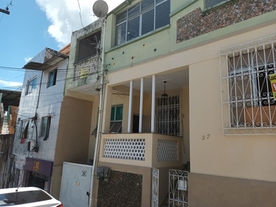 Apartamento térreo, localizado próximo à igreja do Bonfim.