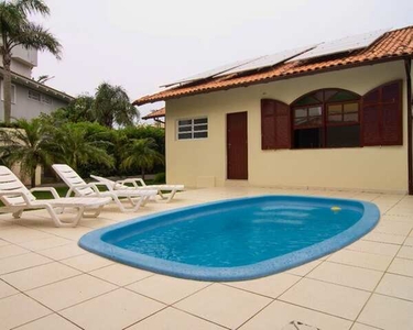 Casa com piscina e na quadra do mar em Ingleses-Florianópolis cod CAS 500