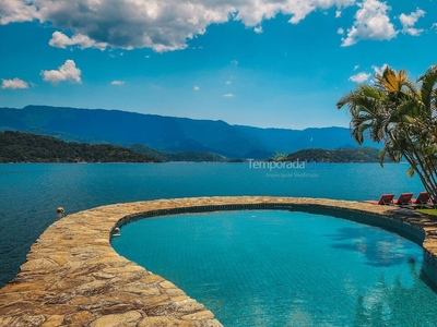 Casa com piscina em uma ilha paradisíaca em Angra dos Reis para férias