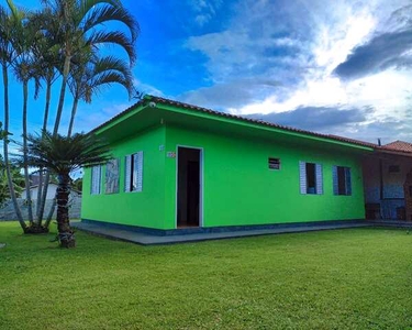 Linda casa com 3 quartos - Terreno amplo - Garagem - Churrasqueira