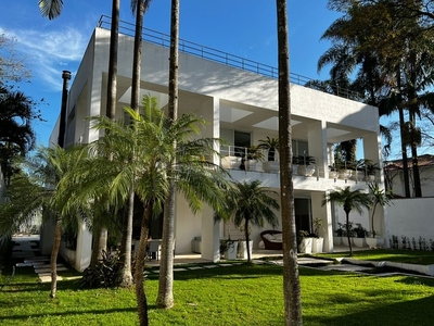 Sobrado para aluguel e venda tem 850 m² com 3 suites e piscina aquecida no bairro Jardins.