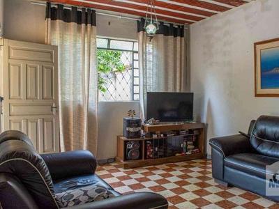 Casa com 2 quartos à venda no bairro Alto Caiçaras, 119m²