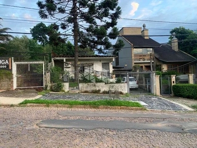 Excelente imóvel com 2 casas somando 6 dormitórios no bairro Três Figueiras, terreno 444m2