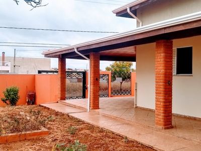 Vende se linda casa térrea em bairro nobre