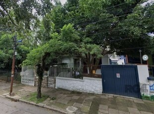 2 casas geminadas , no bairro teresópolis em porto alegre.
total da área do terreno de 684m² e cada imóvel possui uma área privativa de aproximadamente 150m², sendo cada um com 3 dormitórios,