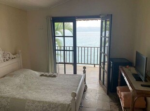 Alugo casa com 10 quartos, beira mar, excelente localização!!!