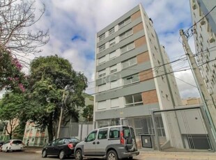 Excelente apartamento, dois dormitórios, sendo um suíte,living dois ambientes, bem ventilado e iluminado, ótima posição solar, duas vagas de garagem, excelente localização no bairro petrópolis, com to