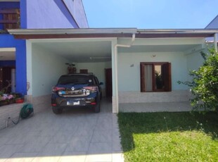 Linda casa em condomínio com 2 dormitórios, lavanderia, cozinha montada, ficam dois splits, tem pátio nos fundos, casa semi-nova, portaria 24 horas. localização privilegiada na zona sul, perto da baln