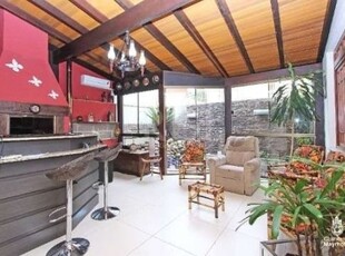 Lindíssima casa com 189 m² de área privativa, 3 dormitórios, sendo 1 suíte, 3 banheiros, lavabo, cozinha ampla, living 2 ambientes, sótão, churrasqueira e vaga para 2 carros. peças amplas, muita ilumi