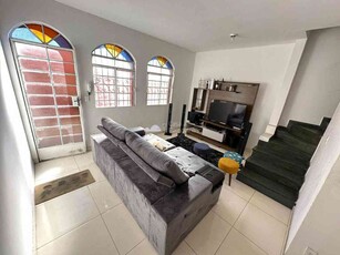 Casa com 3 quartos à venda no bairro Santa Mônica, 90m²