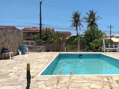 Casa com piscina a duas quadras da praia