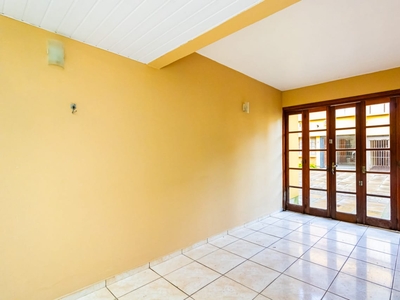 Casa em Medianeira, Porto Alegre/RS de 117m² 3 quartos para locação R$ 2.400,00/mes