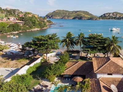 Linda casa com cinco suítes de frente para a praia da Ferradura