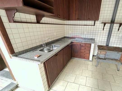 Casa com 3 quartos com suite, sala, cozinha, banheiro e uma belíssima área externa com pis