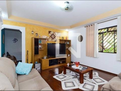 Casa com 3 Quartos para alugar, 350m² - Vila Miriam