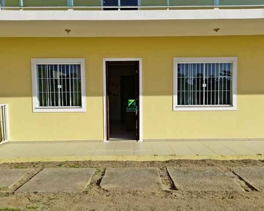 Casa térrea em condomínio, com 02 quartos na quadra da praia, no Bairro Praia Santa Irene