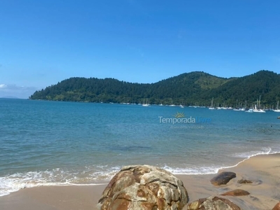 Apartamento com piscina perto do mar de Ubatuba