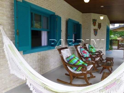 Casa em condomínio, com piscina, à 130 metros da Praia do Lázaro em Ubatuba-SP