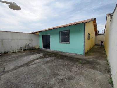 Casa com 2 quartos e quintal em condomínio fechado no bairro Leandro.