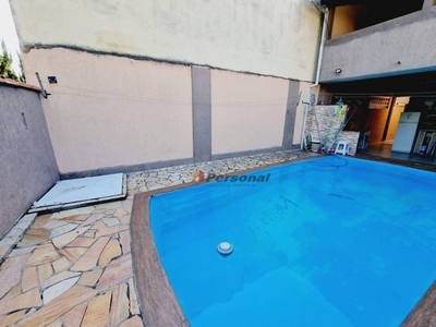 Casa com piscina no Jardim Gurilândia