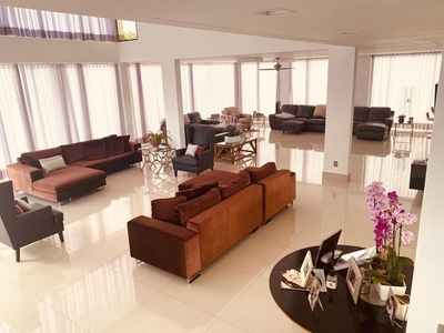 Casa condomínio Gran Royalle Confins com 4 suítes, 8 vagas de garagem e lote 2.030 m².