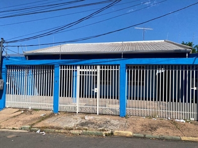 Casa grande com piscina para comércio e residência na avenida principal