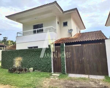 Casa de 3 quartos, cozinha planejada, sala com dois ambientes, condomínio arborizado com c