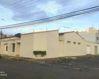 Casa de aproximadamente 180 m² de área construída com 03 quartos e 01 suíte