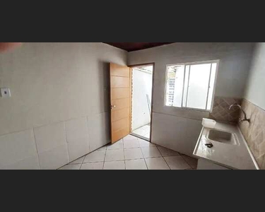 Kitnet de vila com 2 cômodos e banheiro