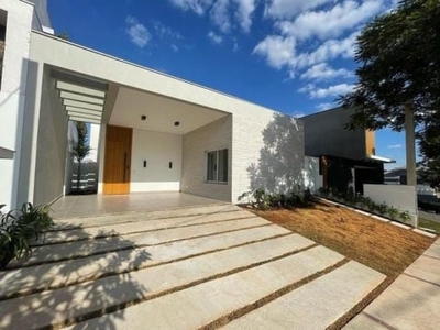 Maravilhosa casa com arquitetura leve e minimalista cond. giverny