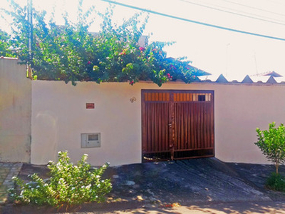 Casa Em Boituva 3 Quartos, Varanda E Garagem Coberta Para 3 Carros, 200m2 Terreno Com 127m2 Area Construida, Terreno No Fundo Para Edícula, Perto De Escola, Posto De Saúde E Ponto De Onibus Na Porta