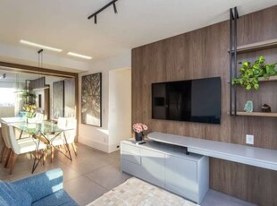 Apartamento de 2 dormitórios de 71 m² mobiliado e decorado em alto padrão. suíte, banheiro social, churrasqueira, sacada com vista espetacular para o rio guaíba. cozinha e área de serviço equipada e m