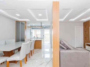 Casa com 3 quartos à venda no bairro Pinheirinho, 228m²
