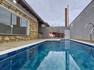 Casa com piscina pertinho da praia em bairro nobre