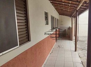 Casa Padrão, 1 dormitório, 1 banheiros, 3 vagas na garagem