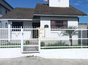 Espaçosa casa com 3 dormitórios, suíte e cozinha mobiliada em urussanguinha, araranguá - sc